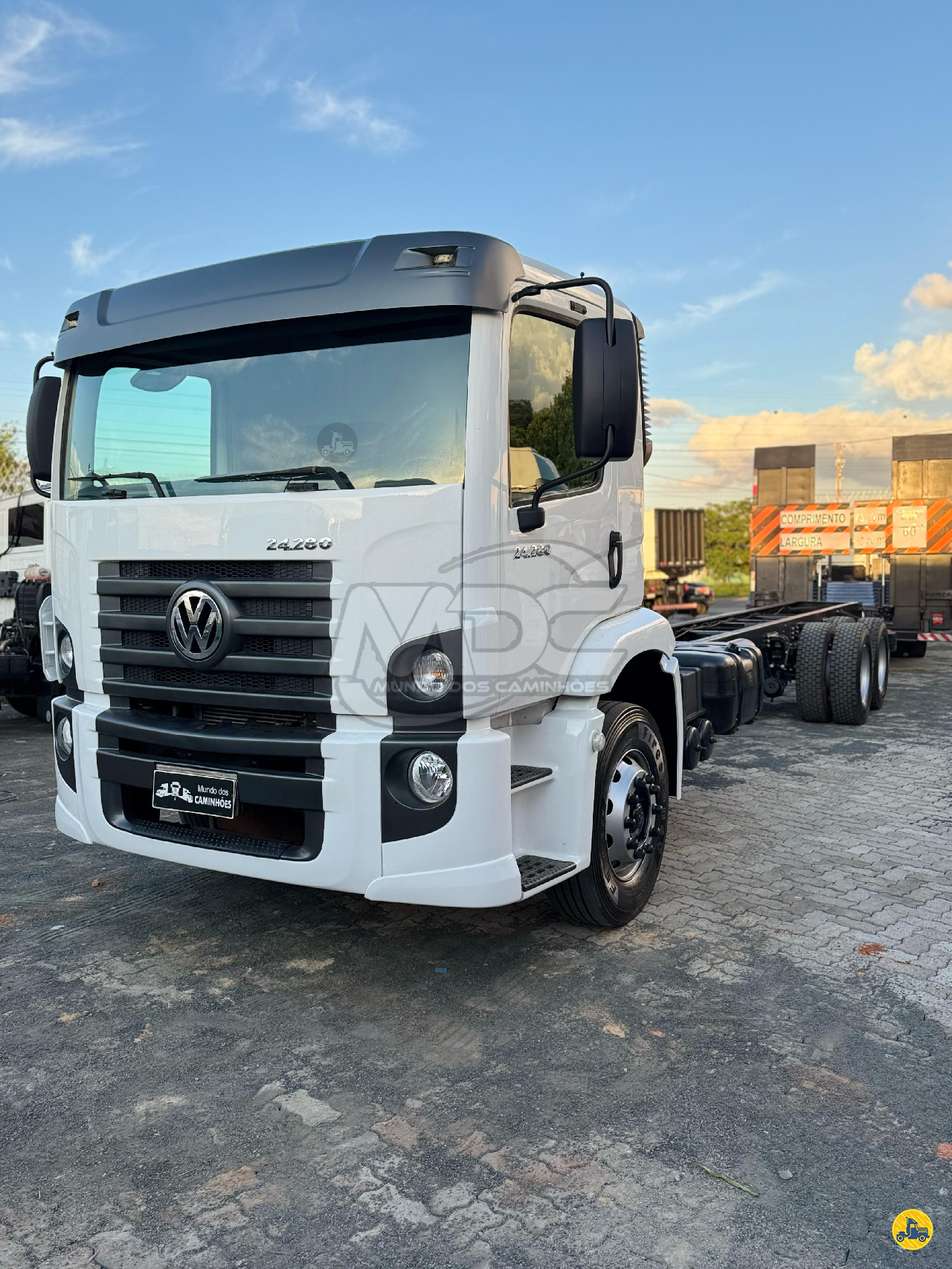 CAMINHAO VOLKSWAGEN VW 24280 Chassis Truck 6x2 Mundo dos Caminhões SUMARE SÃO PAULO SP